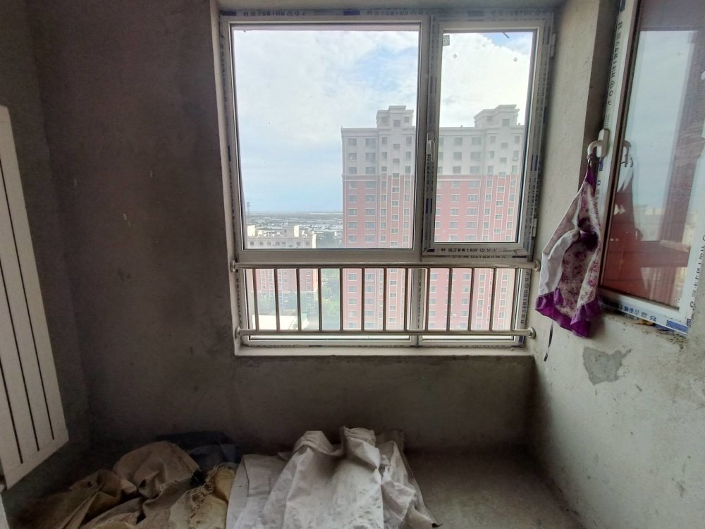 北梁新区南六区,南六区电梯13楼90平毛坯房随心装修 只要30多个6