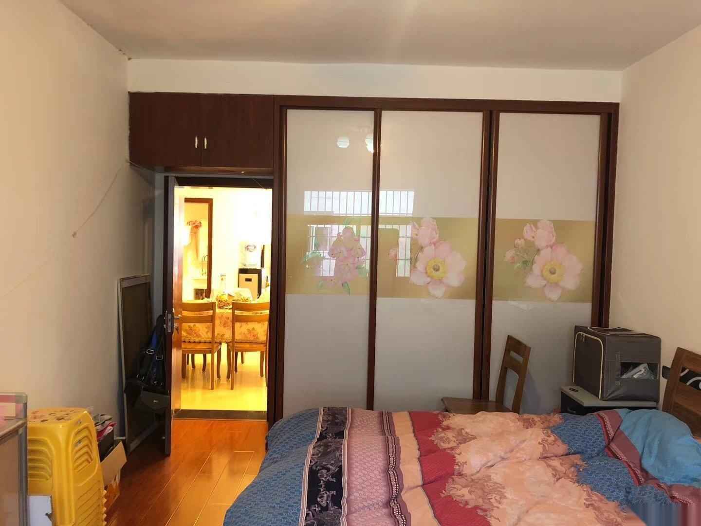 德宏社区,德乌德宏路口3室2厅2卫中等装修,证齐支持按揭9