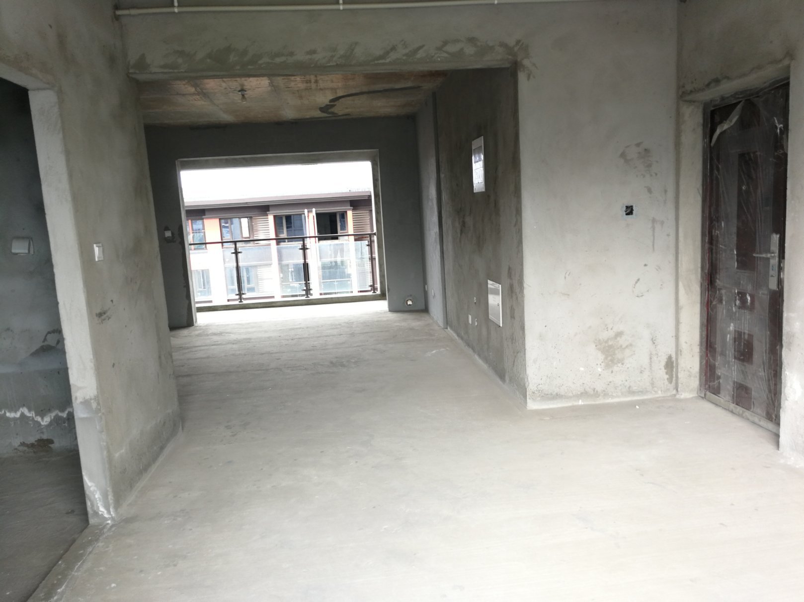 雍湖公园里,公园里电梯清水套四,可按揭,户型格局好,怎么装都可以,急售1