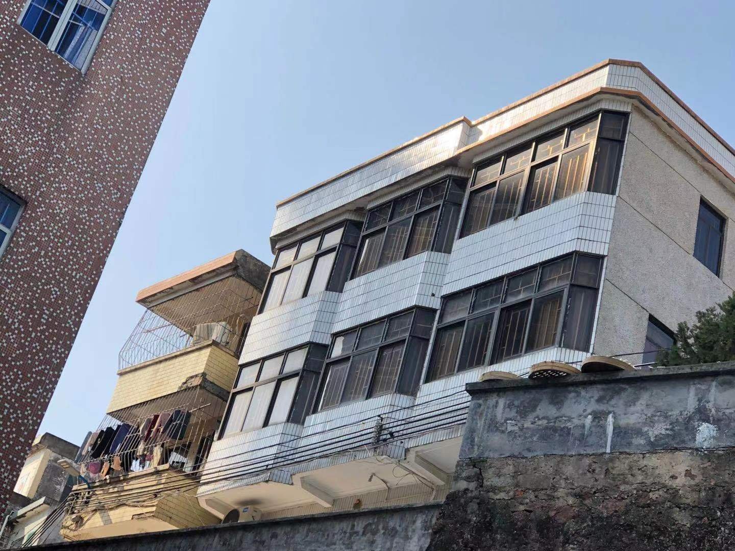 大亚湾办事处住宅楼,大亚湾澳头望海楼旁边,整栋出售,占地面积约60平方,三层半,1