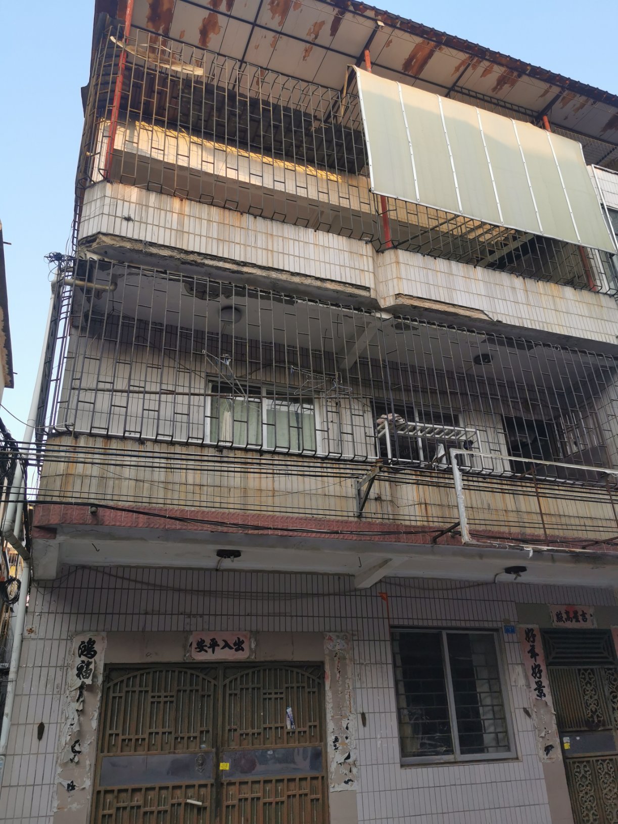 桥背村,可以做生意的整栋楼出售,位于淡水桥背占地100平方,四层楼,5