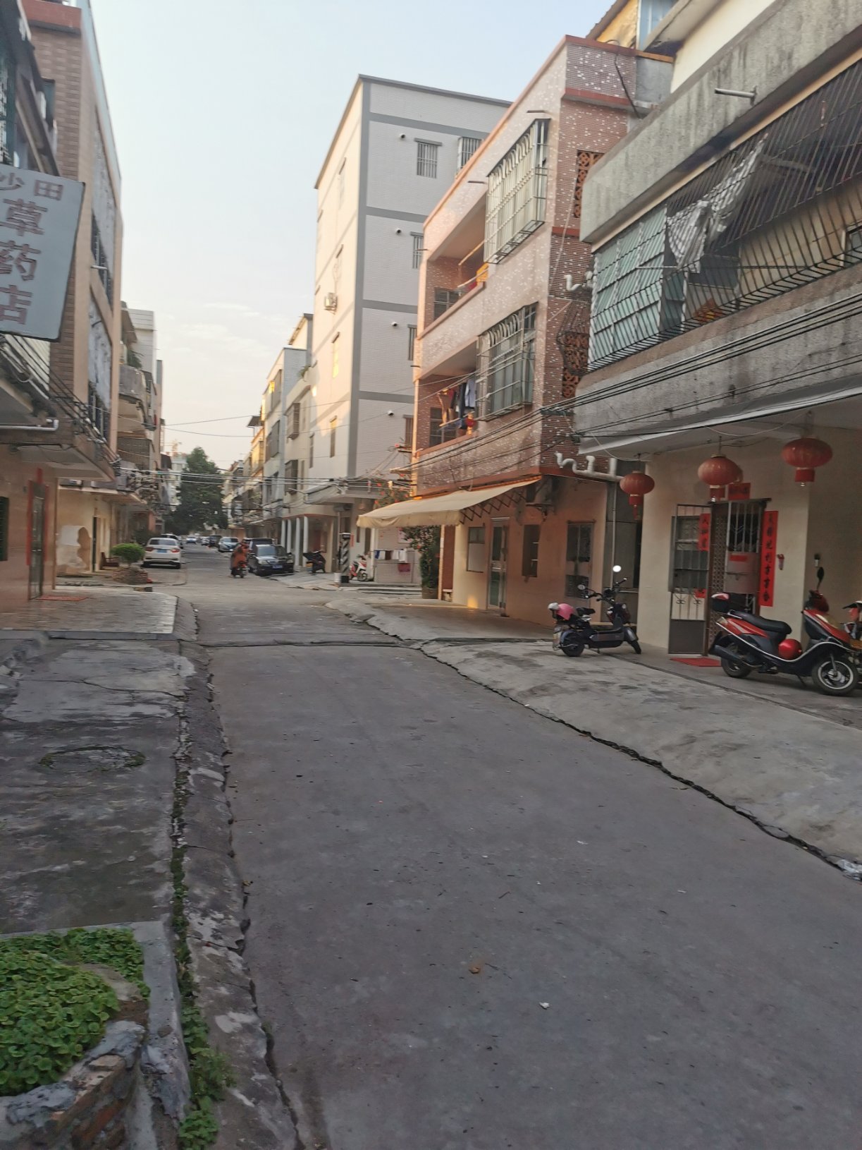 桥背村,可以做生意的整栋楼出售,位于淡水桥背占地100平方,四层楼,7