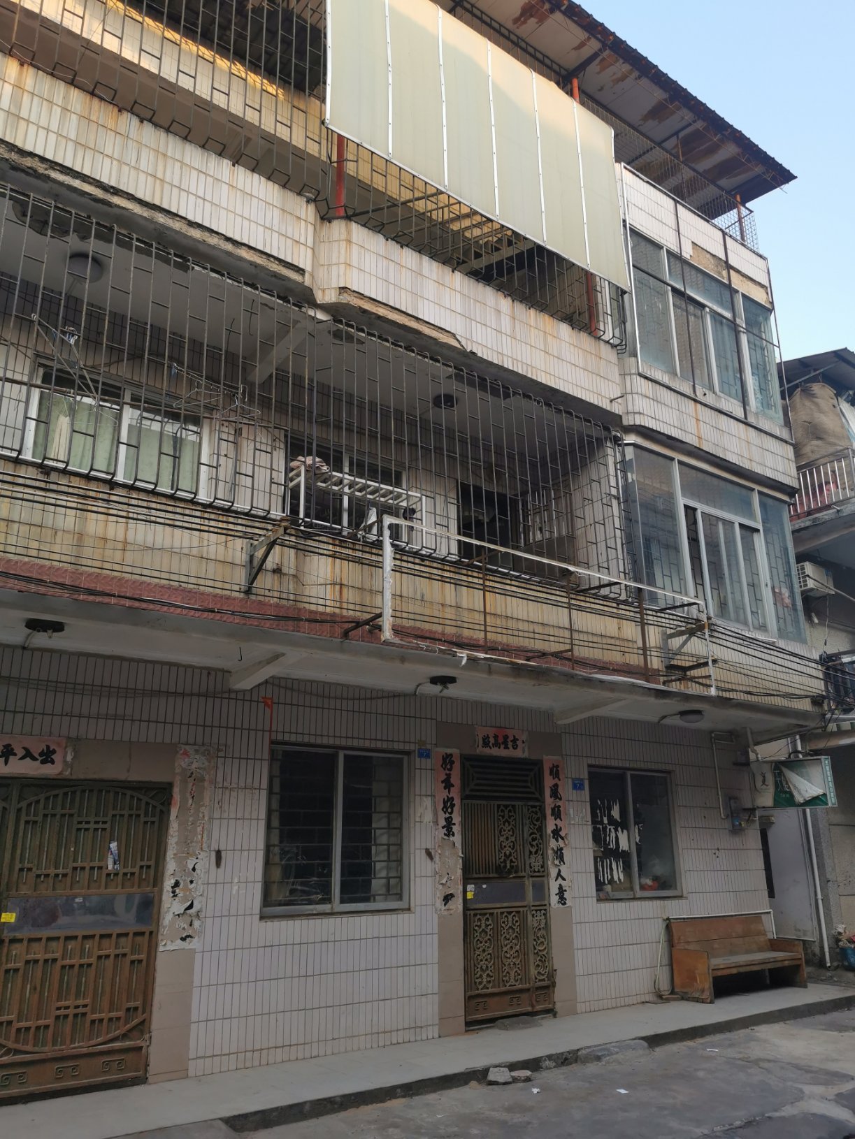 桥背村,可以做生意的整栋楼出售,位于淡水桥背占地100平方,四层楼,1