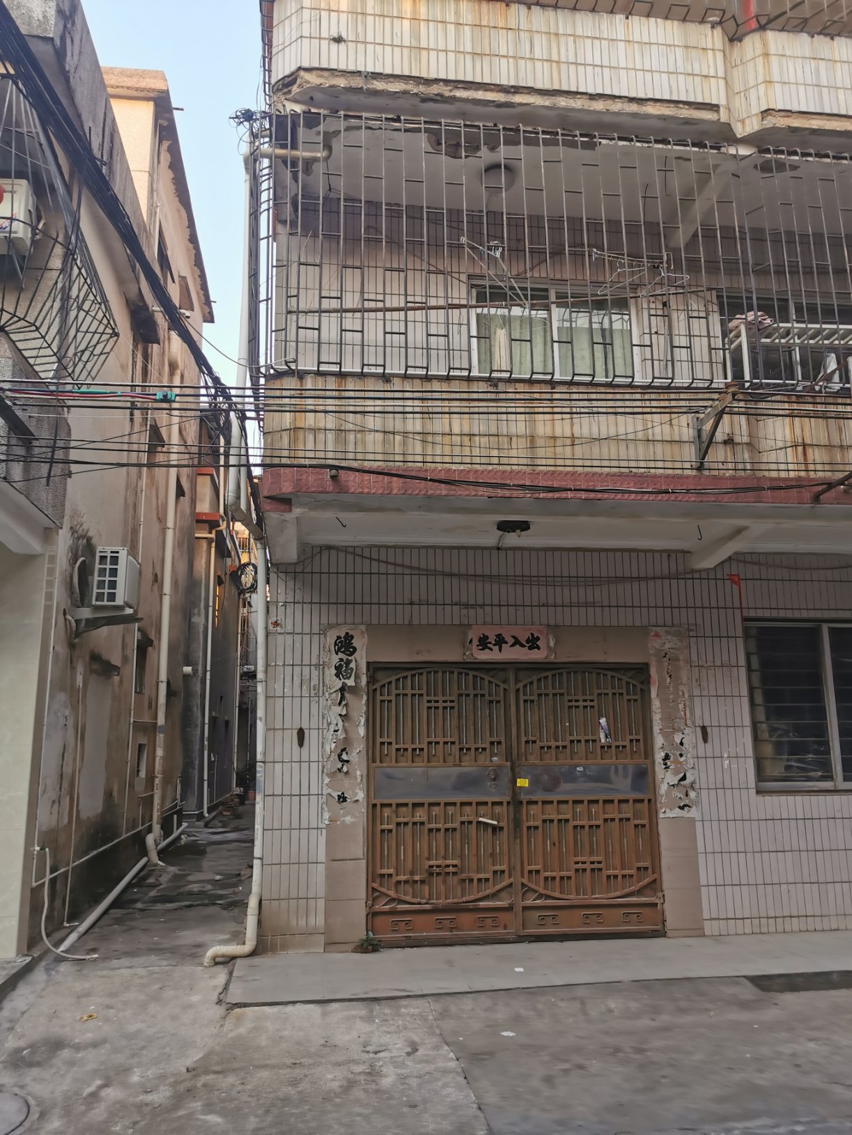 桥背村,可以做生意的整栋楼出售,位于淡水桥背占地100平方,四层楼,2