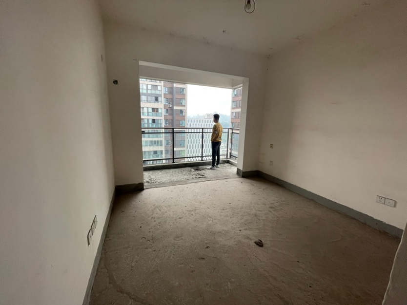 城市广场,户型方正,采光好。绿化覆盖率高3
