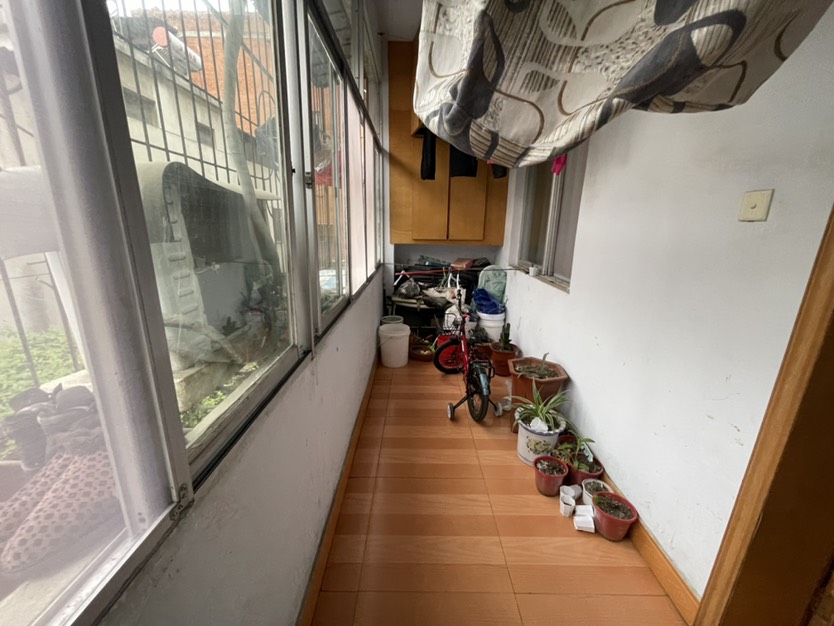 枣阳建筑公司家属院,南城楼梯房2楼,建筑公司隔壁有不动产证,南北通透,采光好,2