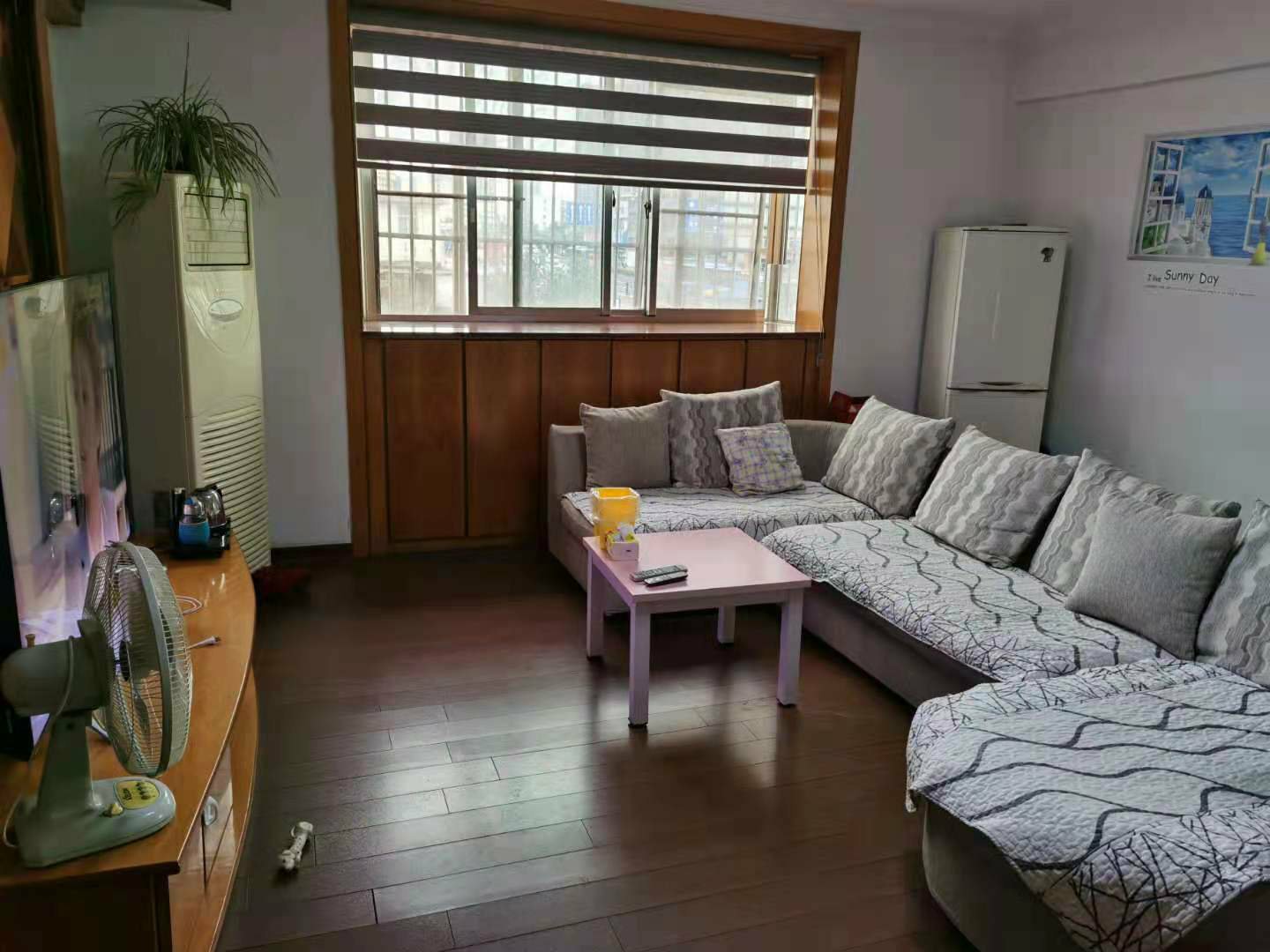 林场小区,2楼.房子窗户都朝阳的,光线好.交通便利,送家具,领包入住5