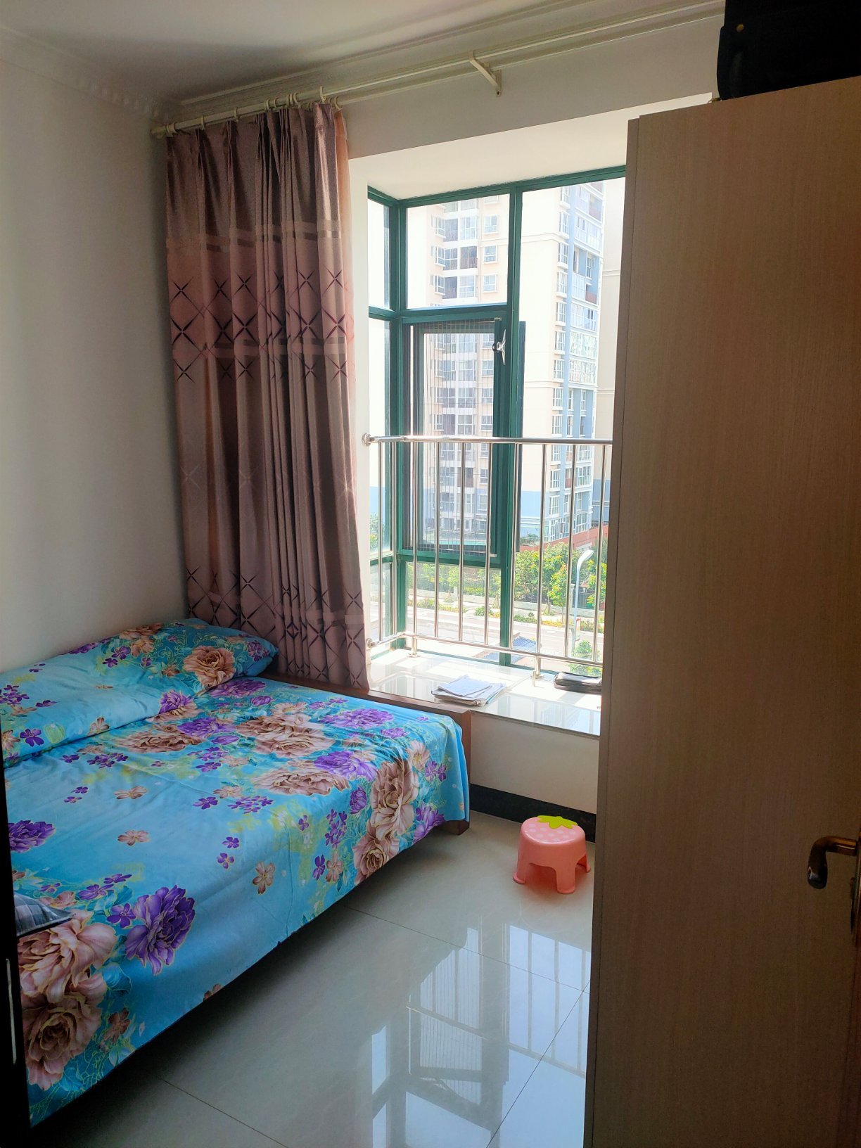 汇宝东盛,全新装修 只住过2个月 带全部家具家电 诚心出售2