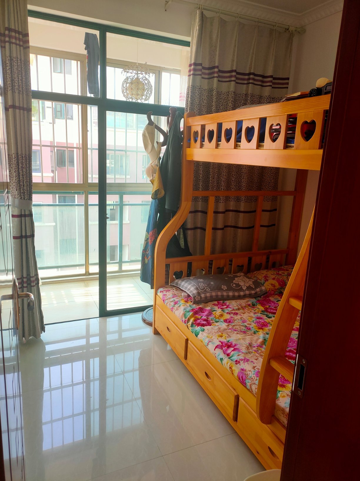 汇宝东盛,全新装修 只住过2个月 带全部家具家电 诚心出售3