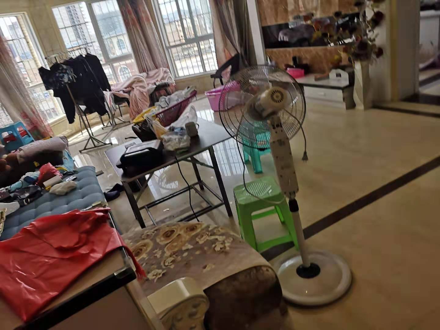 独山紫薇城,紫薇城拎包入住,顶楼花园可用2