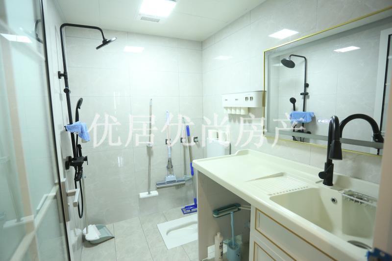 康鹏中央城邦,轻奢豪华装修 , 品牌家具家 未入住。杜蓉10