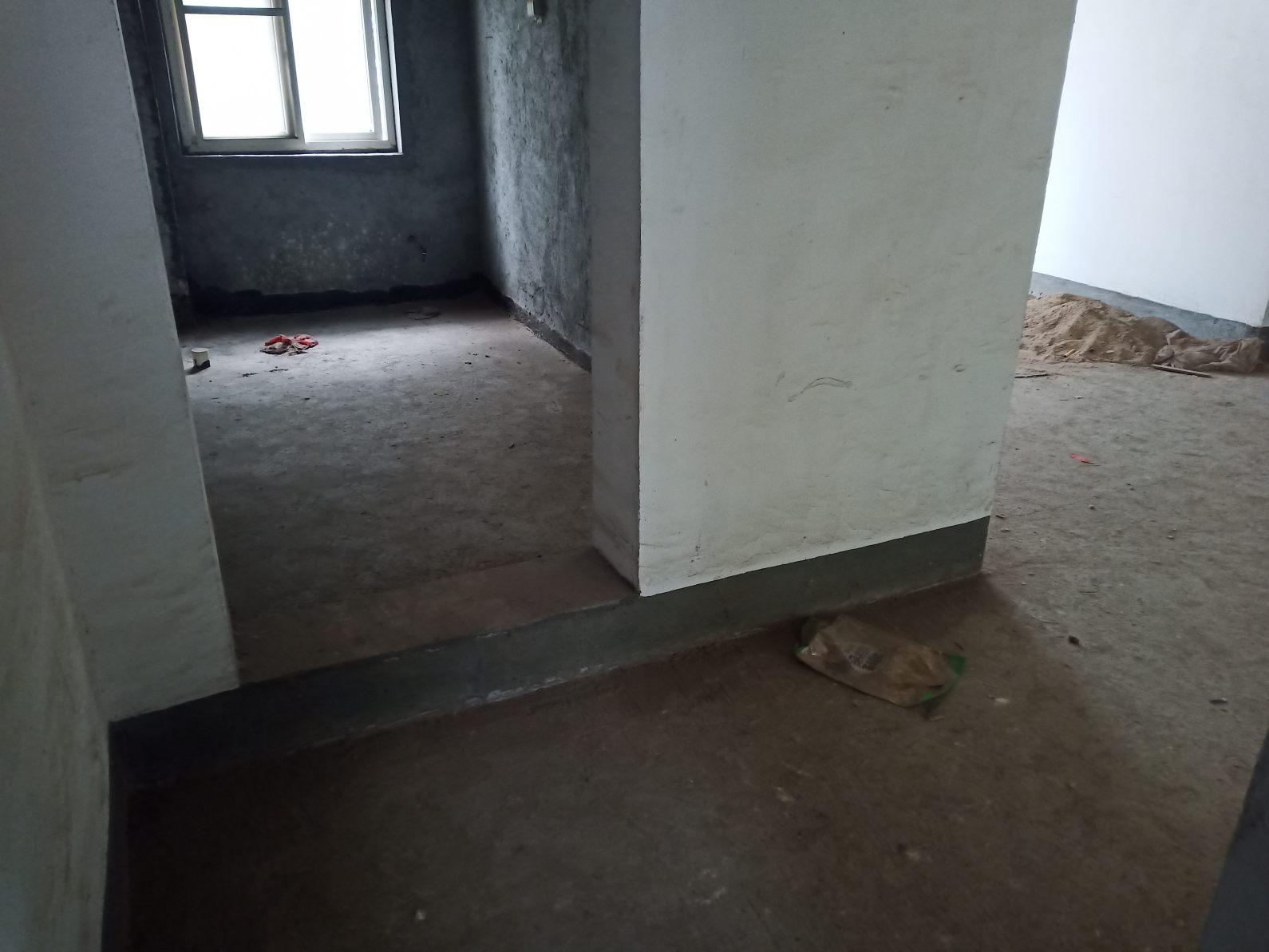 通苑佳园住宅小区,通苑佳园4室2厅2卫二楼房东诚意出售带车库打负出售1