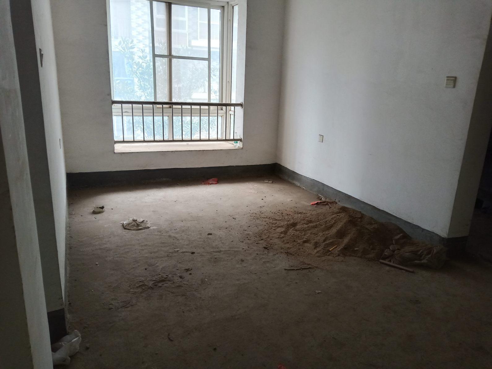 通苑佳园住宅小区,通苑佳园4室2厅2卫二楼房东诚意出售带车库打负出售2