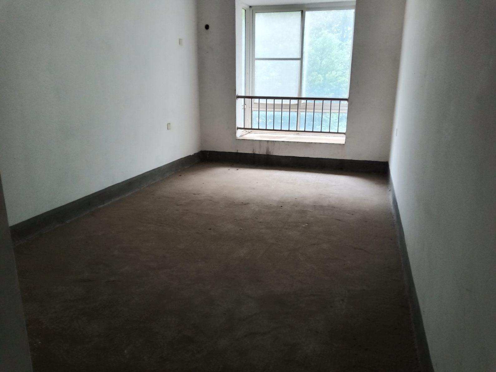 通苑佳园住宅小区,通苑佳园4室2厅2卫二楼房东诚意出售带车库打负出售6