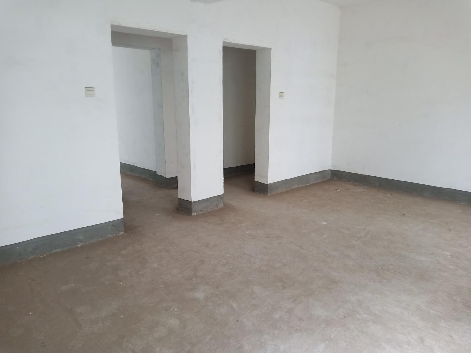 通苑佳园住宅小区,通苑佳园4室2厅2卫二楼房东诚意出售带车库打负出售9