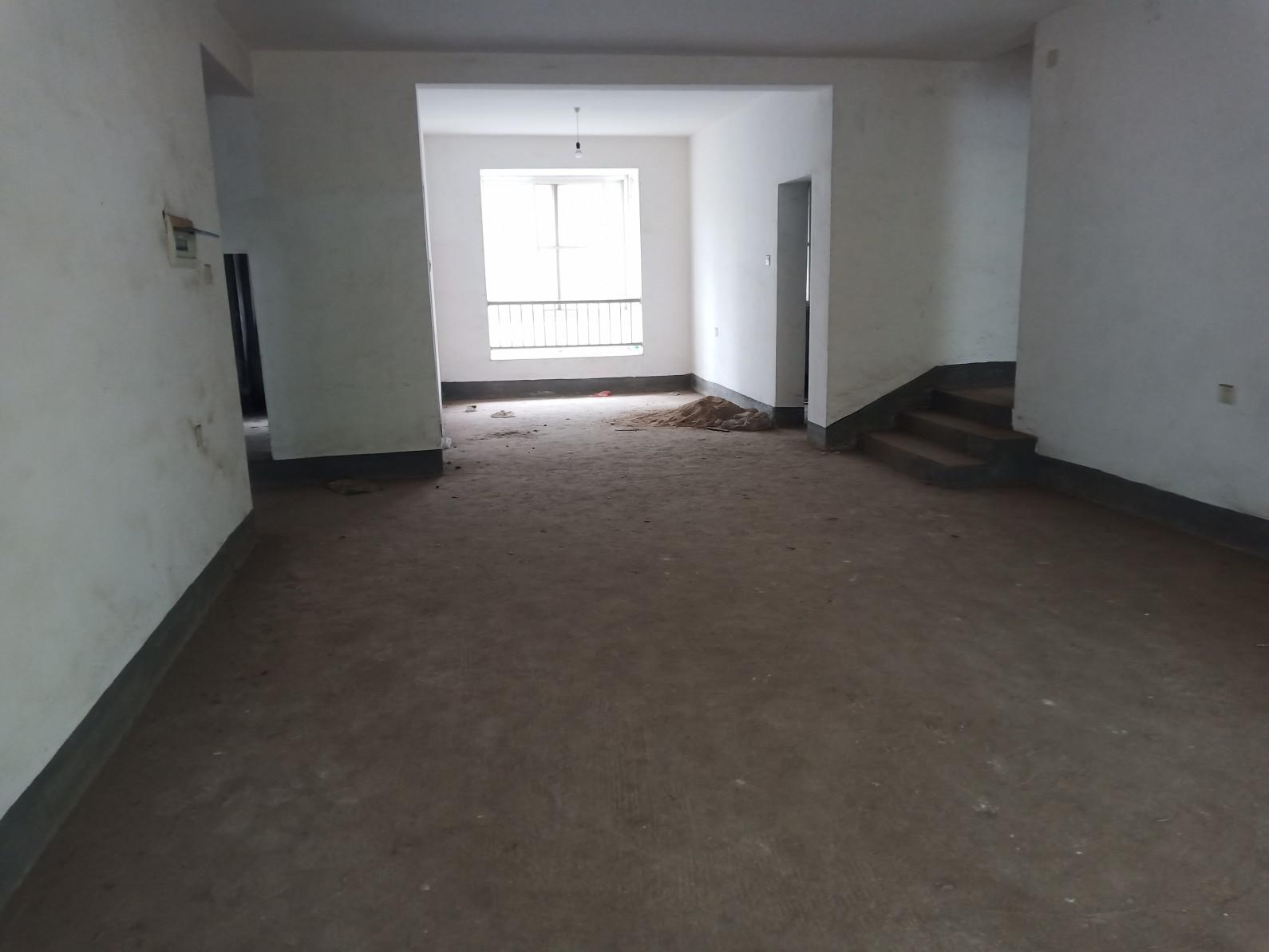 通苑佳园住宅小区,通苑佳园4室2厅2卫二楼房东诚意出售带车库打负出售10