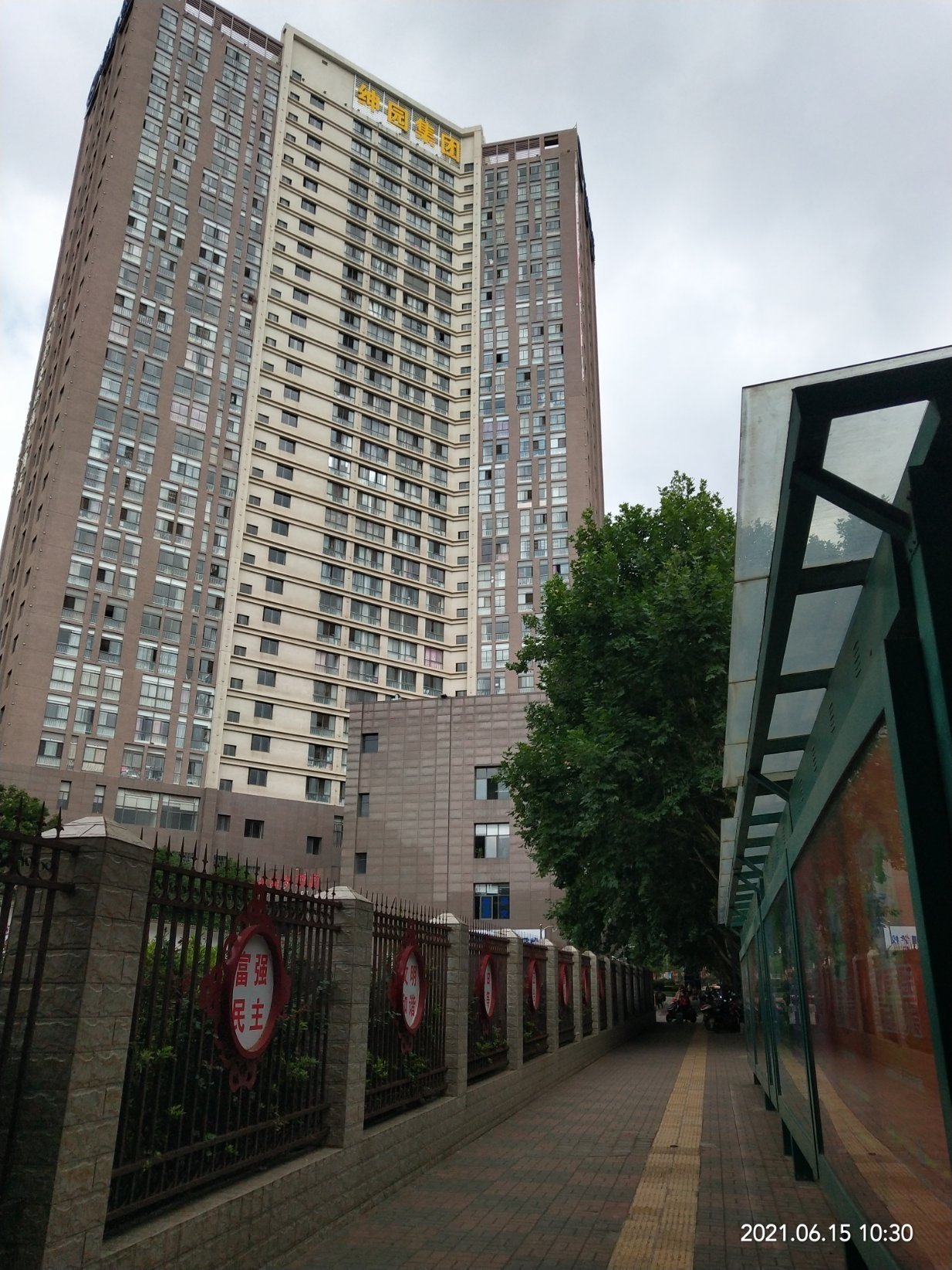 绅园大厦,绅园大厦1室1厅1卫1阳台高档家私电,设施完善10