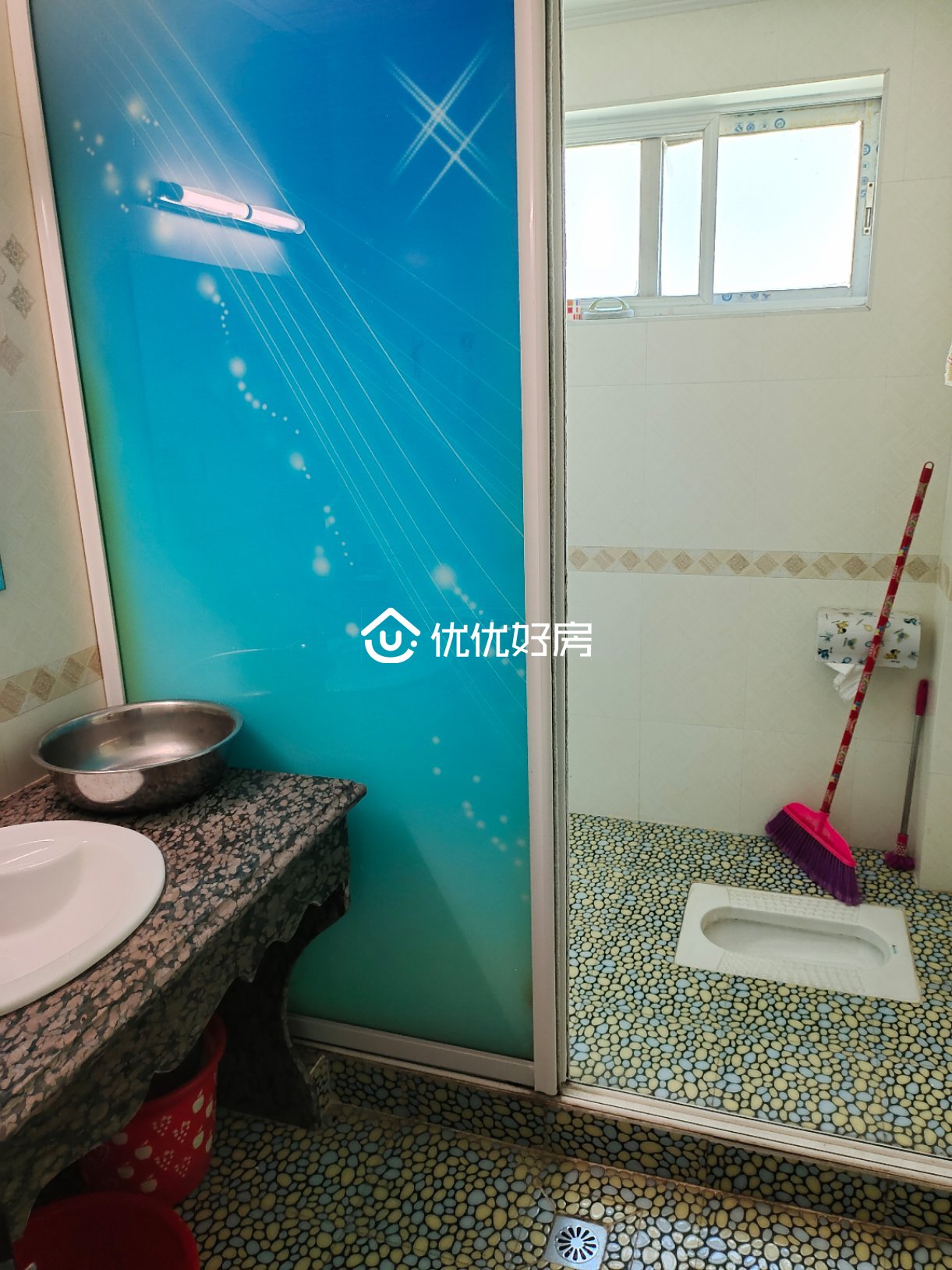 丽景花园,大面积,可改四房,房子敞亮,没有怎么居住,吉房出售!4