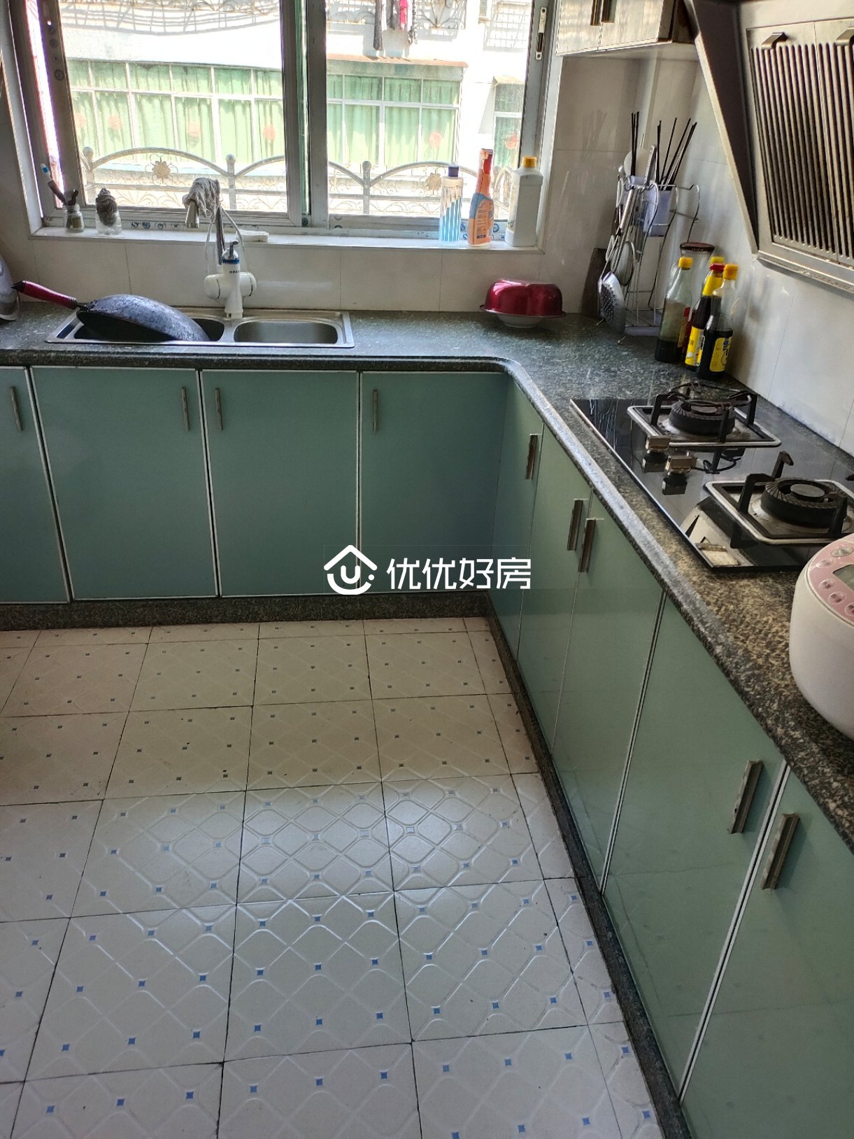 丽景花园,大面积,可改四房,房子敞亮,没有怎么居住,吉房出售!3