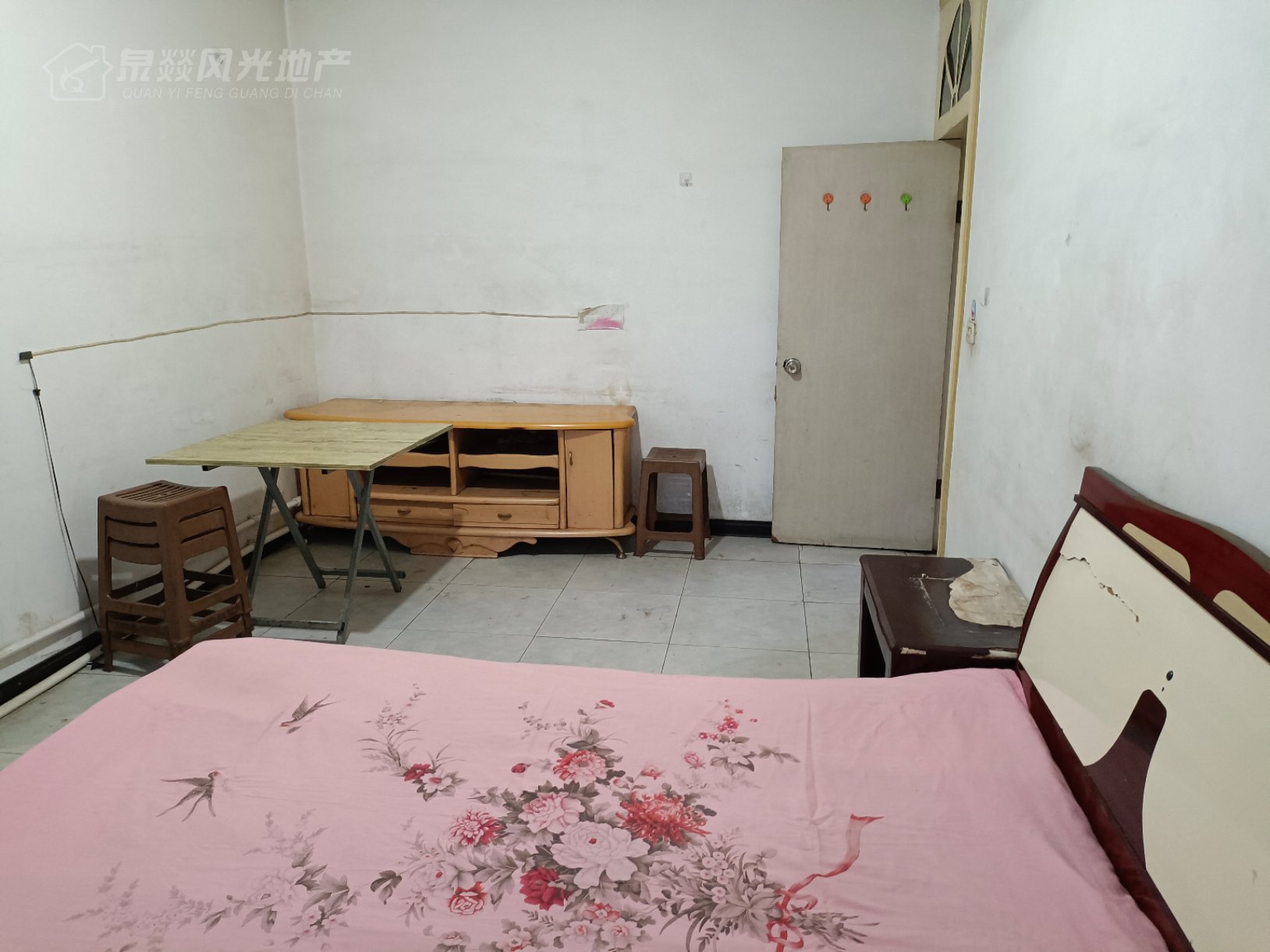 铁亮小区,租售均可
大红本步梯顶层明暖60平米2卧1阳台4