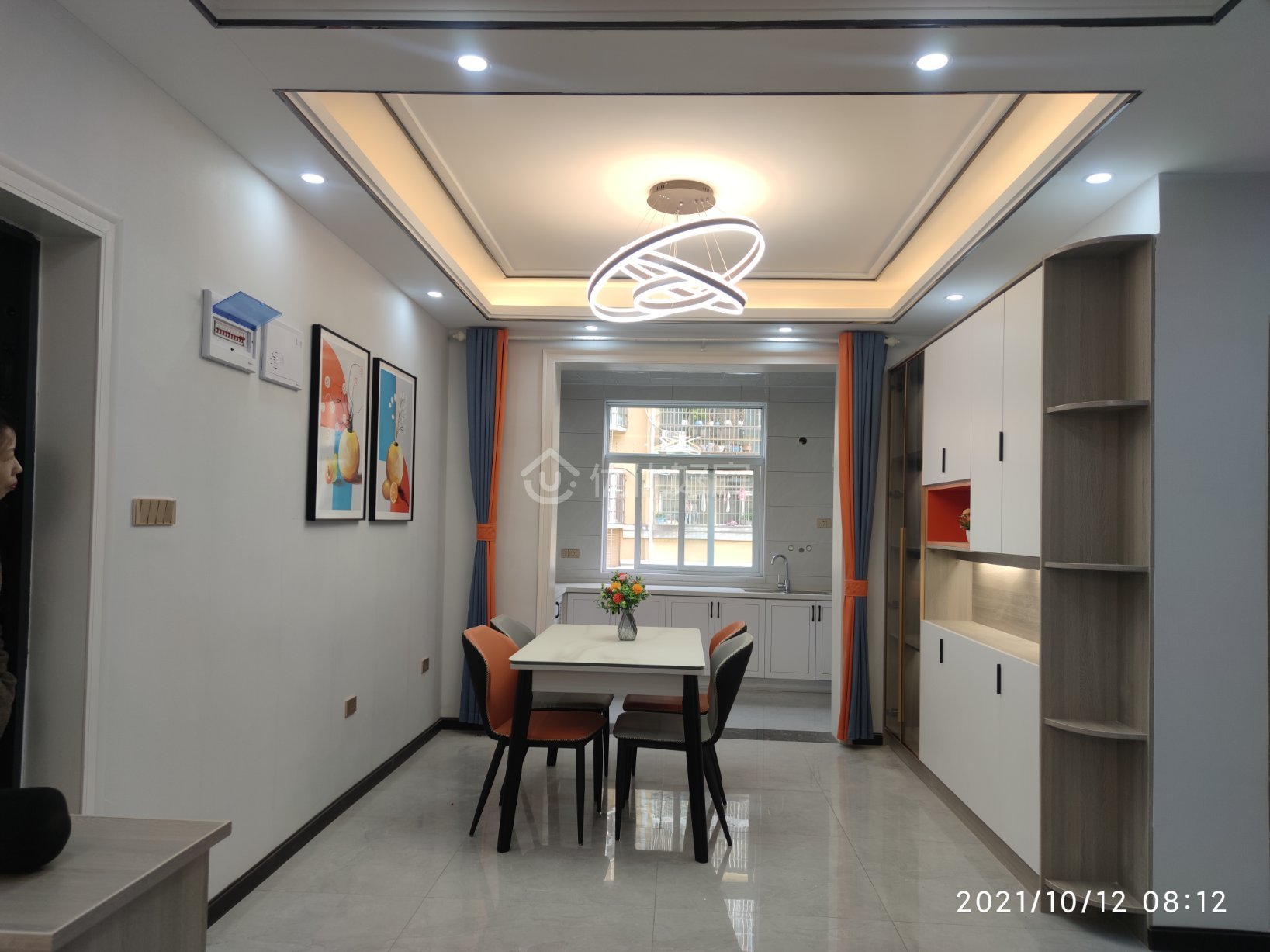 金色港湾,金色港湾精装修二楼住房房东出售,随时欢迎看房,送家具家电。2
