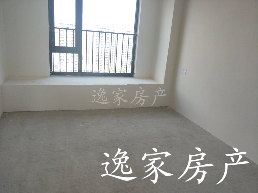 碧桂园滨江华府,这房子带一个车位,面积比较大3
