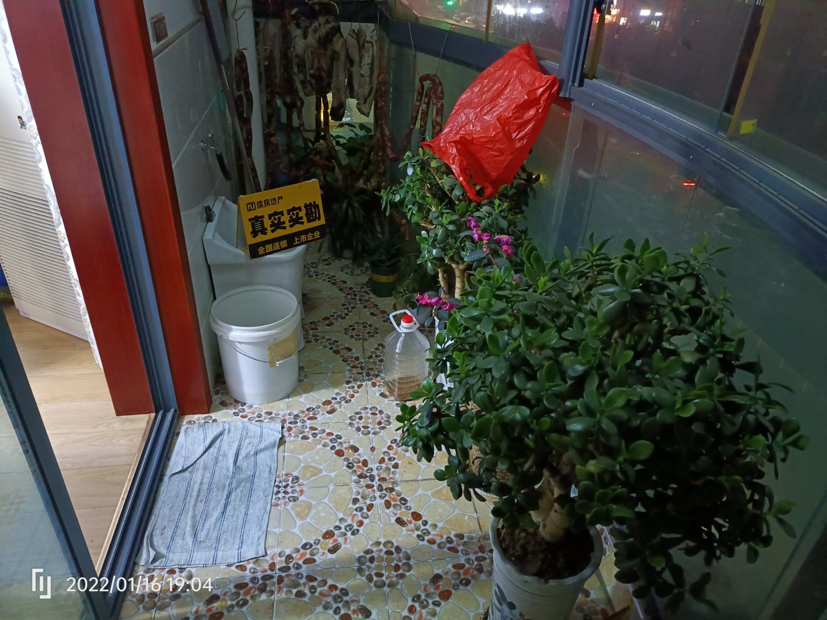祥安东城国际,祥安东城国际花园精装大三室两厅两卫,户型采光好配套齐全。7