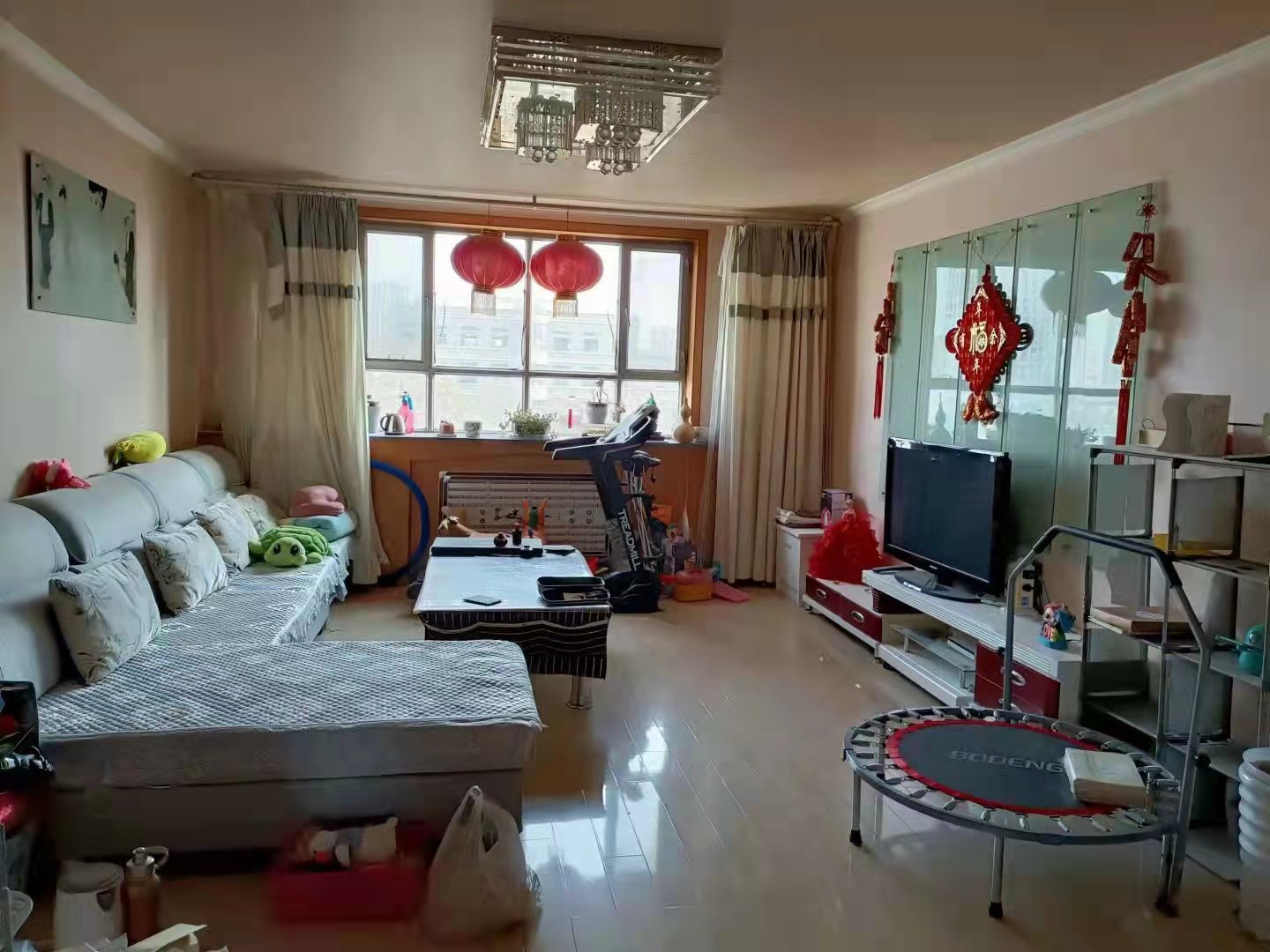 十一校家属院,好房出售,交通便利,离学校近。9