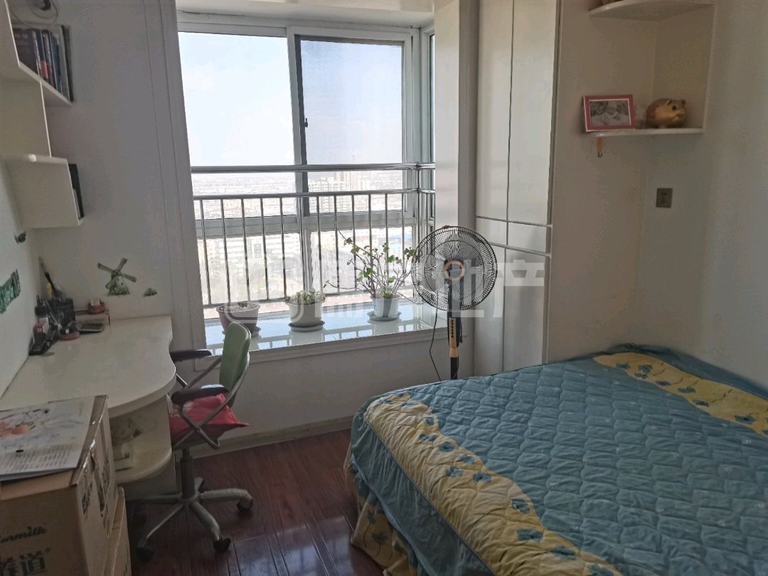 江湾社区,江湾社区三室两厅精装修,带车库,售价32.8万6
