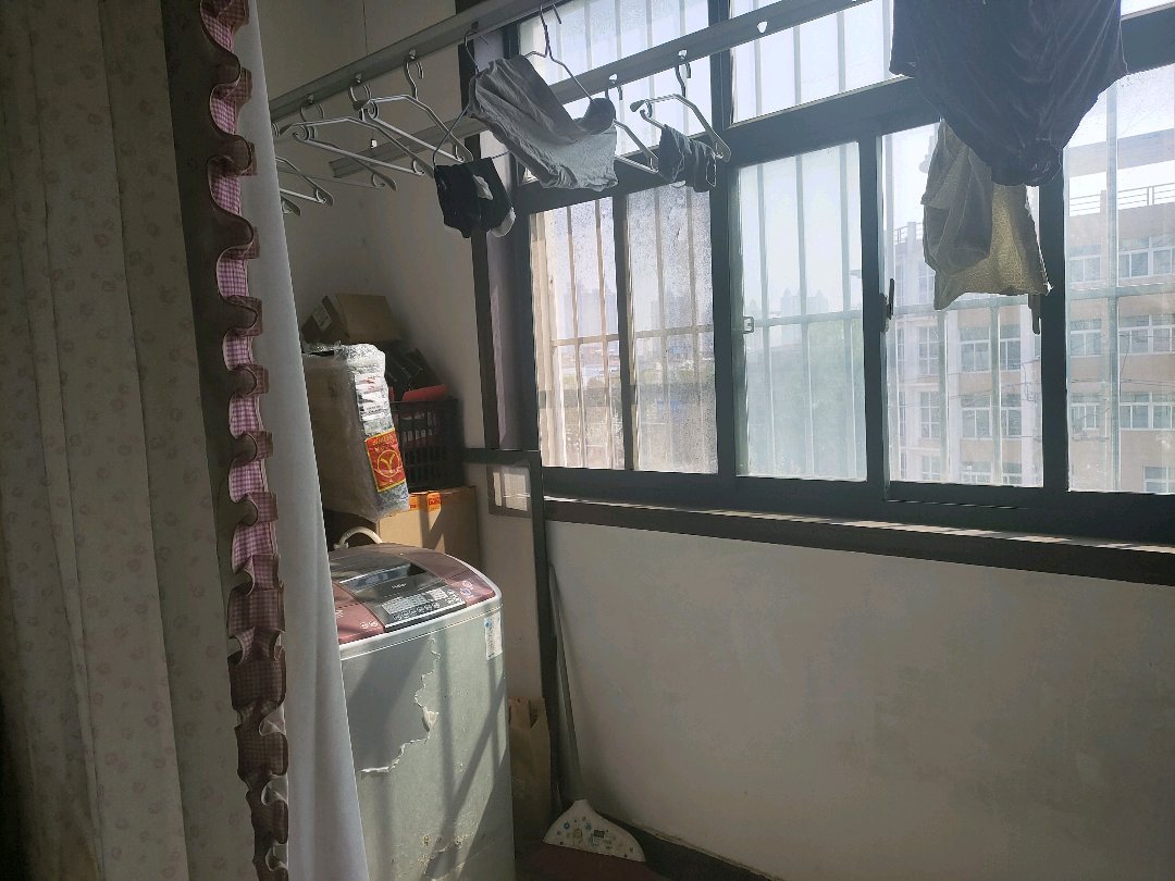 兴和苑,急售 体育场附近精装两室拎包入住4