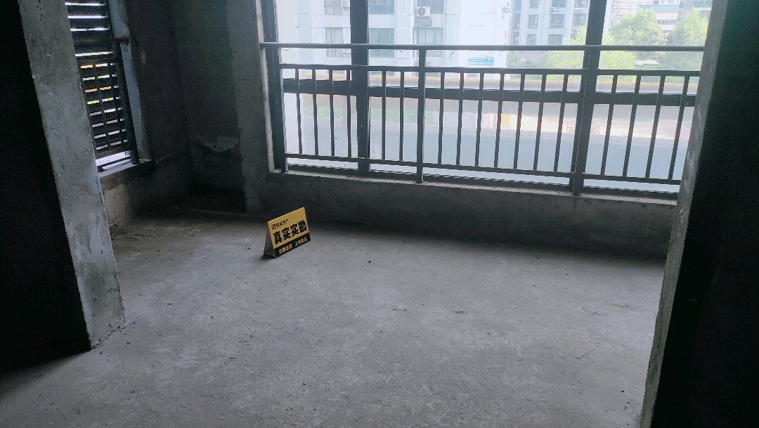 翱达公馆,房东急售,毛胚大户型,周边配套设施完善。5