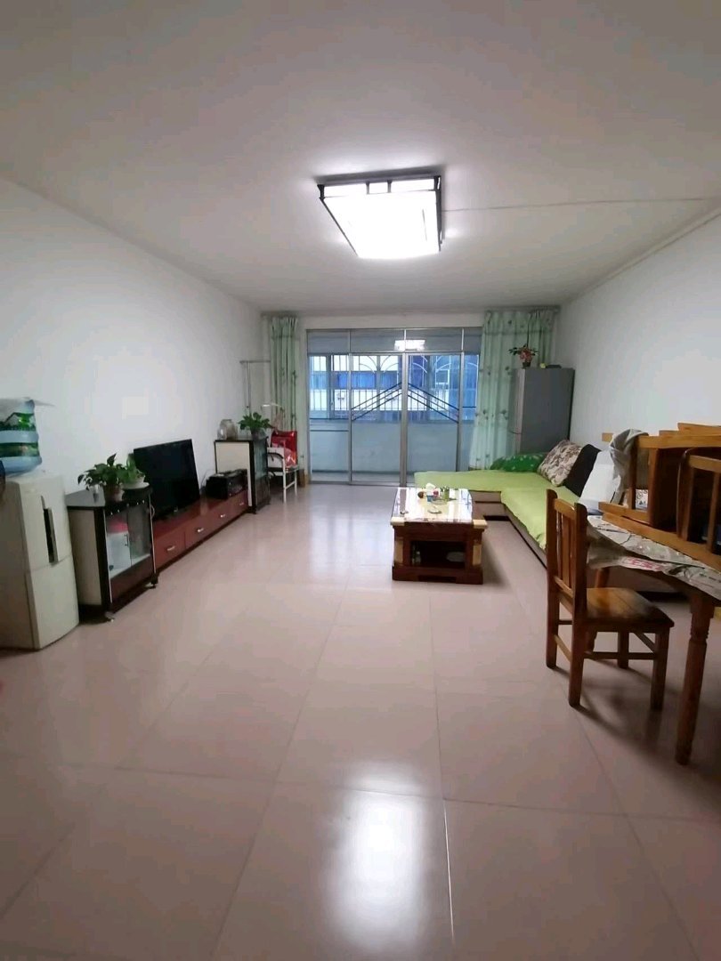交通路,玉林串串香楼上,停车方便,1