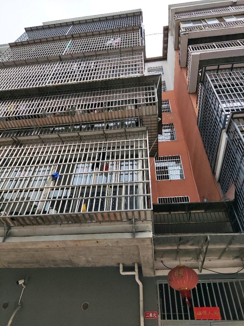 金山花园,一栋二单元6楼左前门,没有装那户就是了7