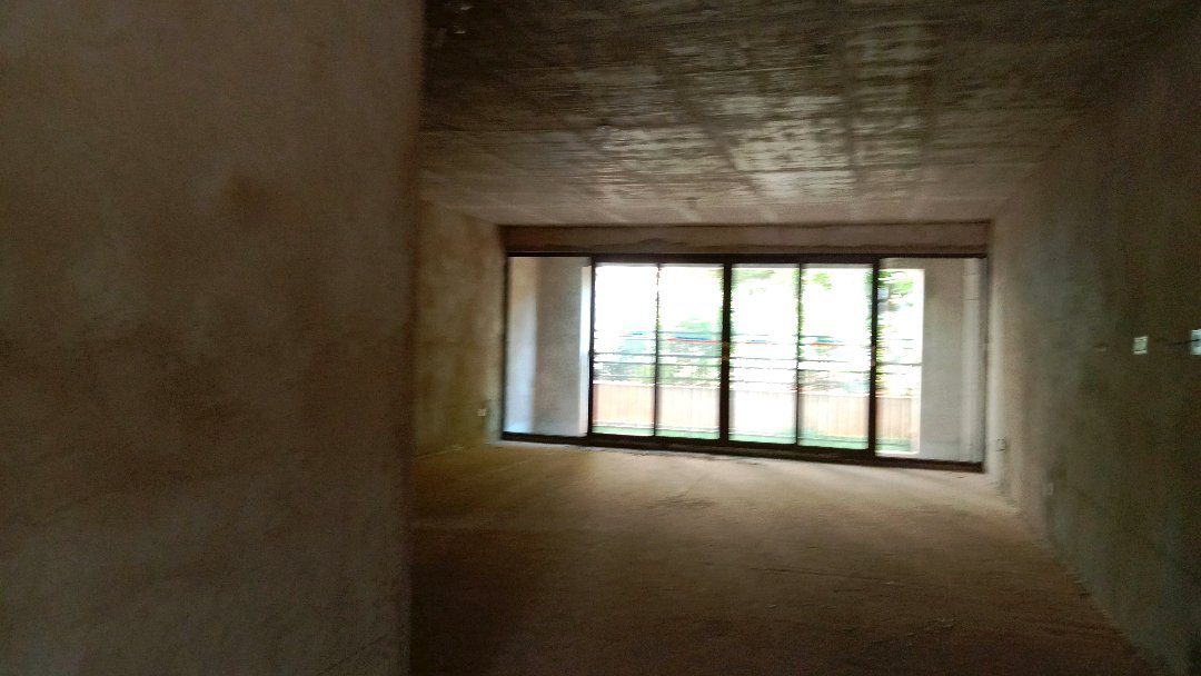 彝海枫林,本小区环境比较好,带50平米花园,一个固定车位也在房子之内,4