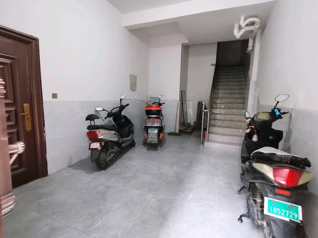 草坝小区,香颂美地隔壁整栋自建房低 价出售2
