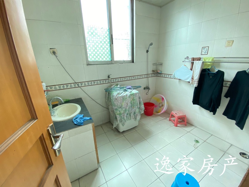 祥和公寓,这房子面积大,读一小,带楼顶花园,带一个车库3