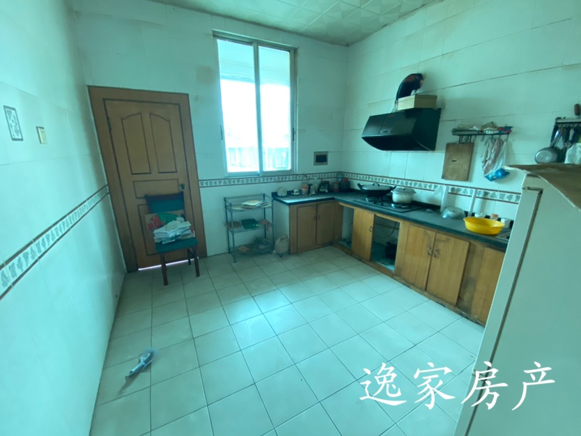 祥和公寓,这房子面积大,读一小,带楼顶花园,带一个车库7
