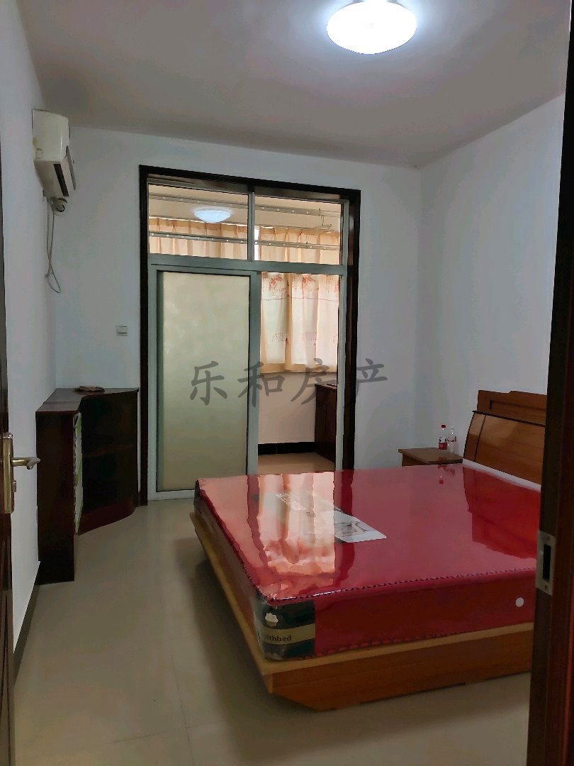 凤鸣花园新区,凤鸣新区两室6楼精装,家具家电,附近车站。可出租。有证6