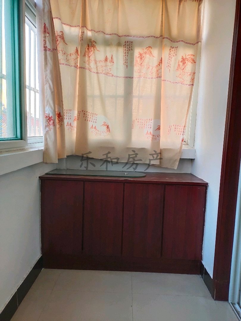凤鸣花园新区,凤鸣新区两室6楼精装,家具家电,附近车站。可出租。有证8