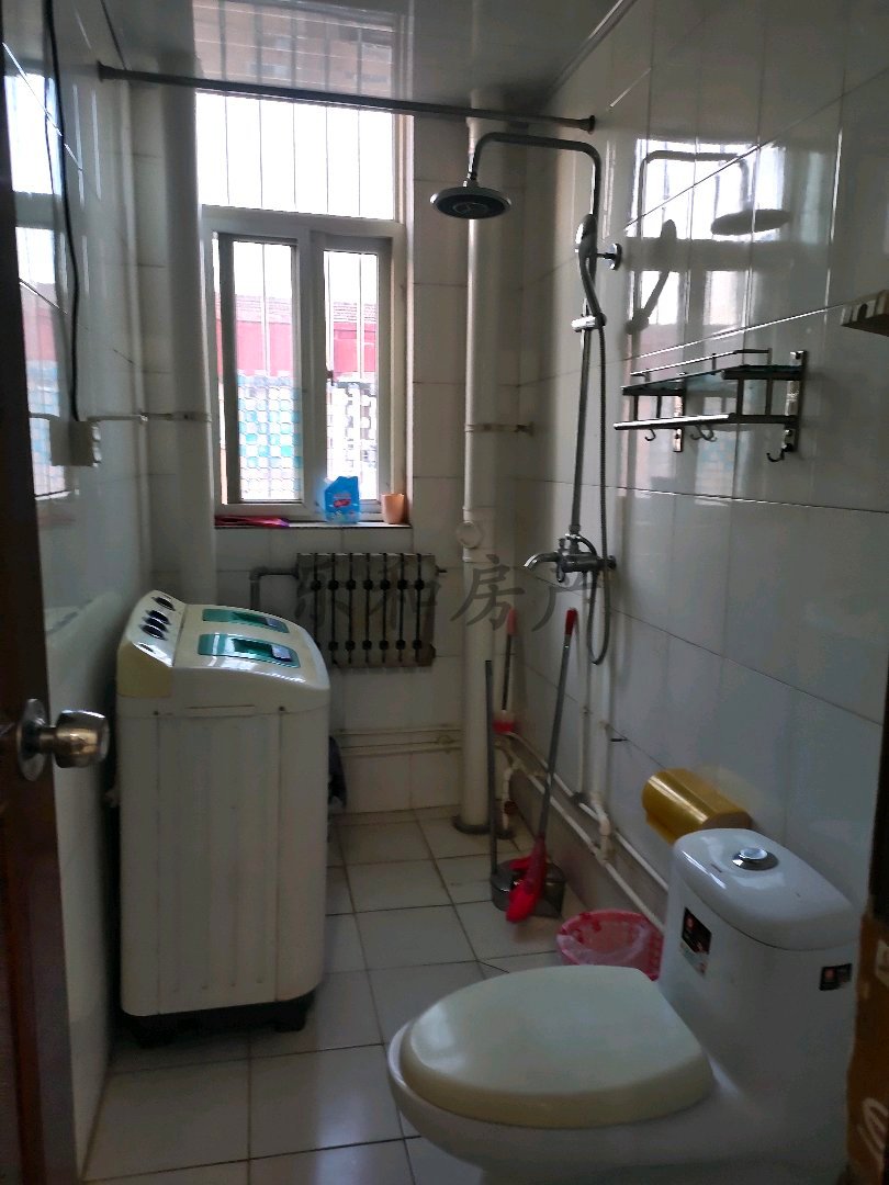 凤鸣花园新区,凤鸣新区两室6楼精装,家具家电,附近车站。可出租。有证4