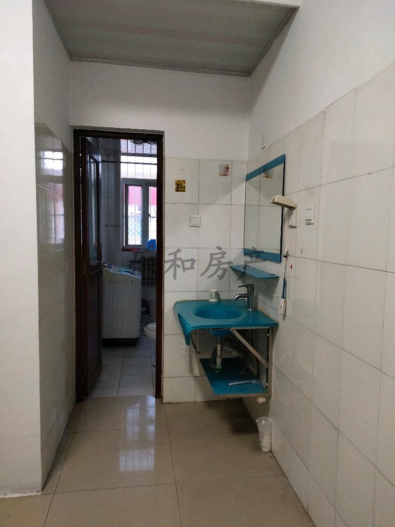 凤鸣花园新区,凤鸣新区两室6楼精装,家具家电,附近车站。可出租。有证5