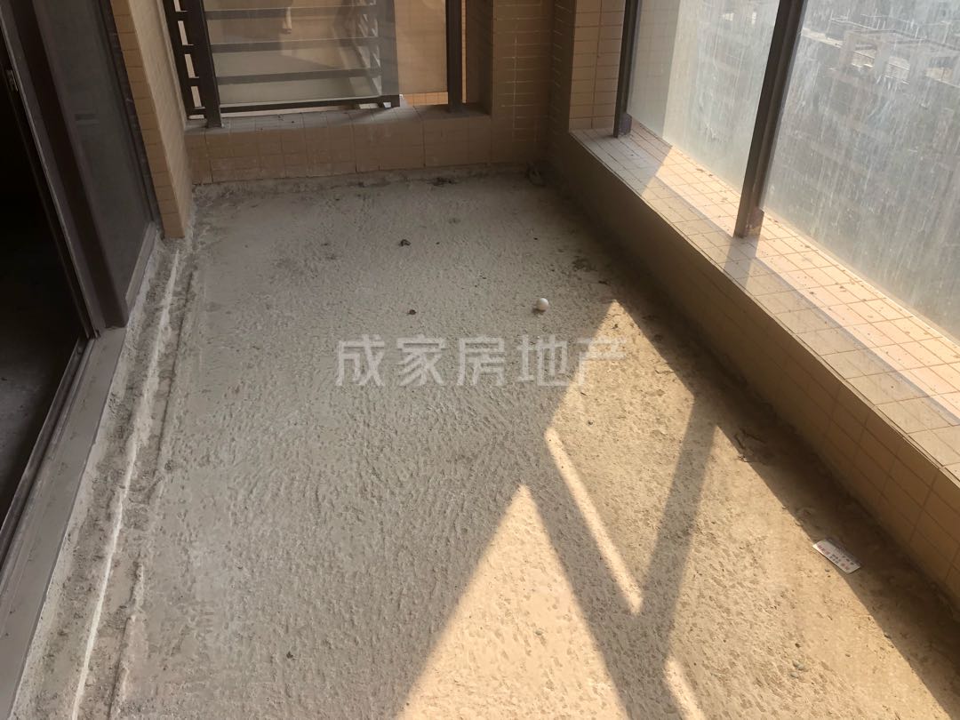 凯旋国际,凯旋国际毛坯70万元4室2厅2卫1阳台出售 送超大阳台6