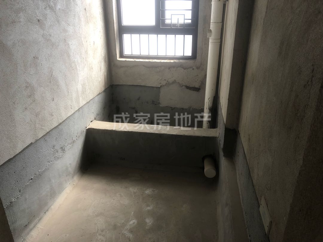 凯旋国际,凯旋国际毛坯70万元4室2厅2卫1阳台出售 送超大阳台7