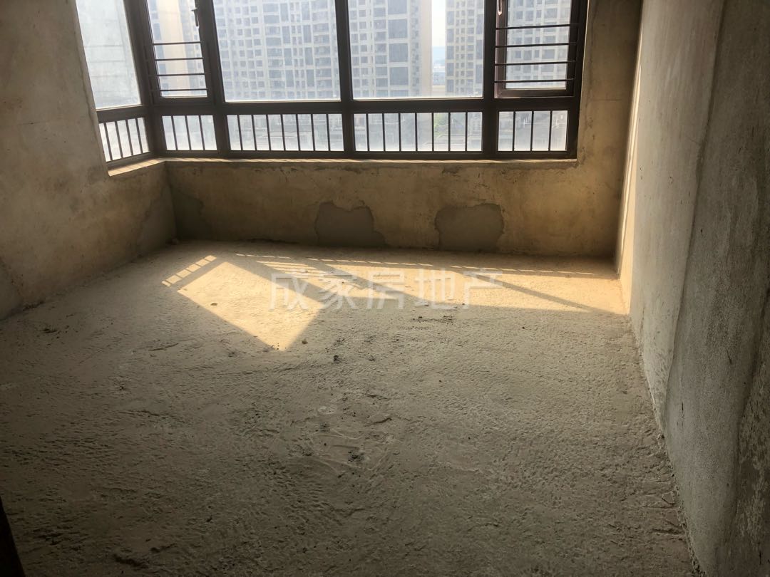 凯旋国际,凯旋国际毛坯70万元4室2厅2卫1阳台出售 送超大阳台11