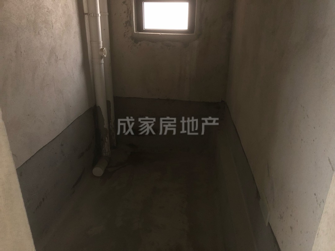 凯旋国际,凯旋国际毛坯70万元4室2厅2卫1阳台出售 送超大阳台10