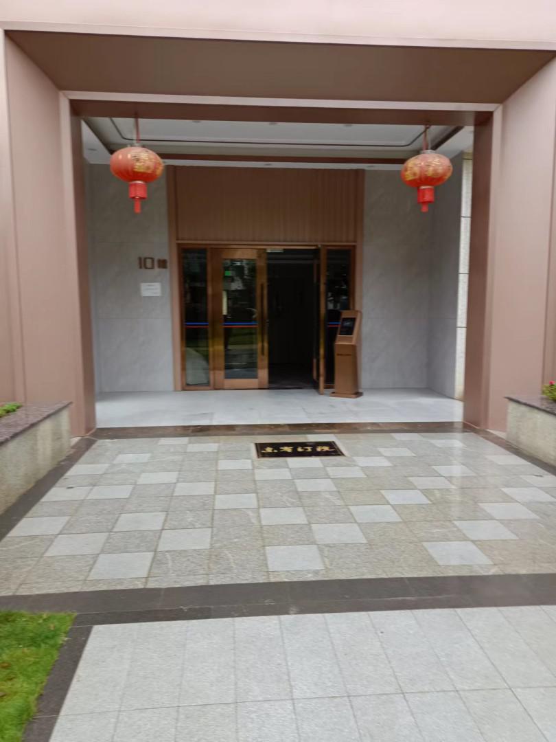 东岸汀院,东岸汀院160㎡4室2厅3卫2阳台毛坯,看房方便带产权车位5