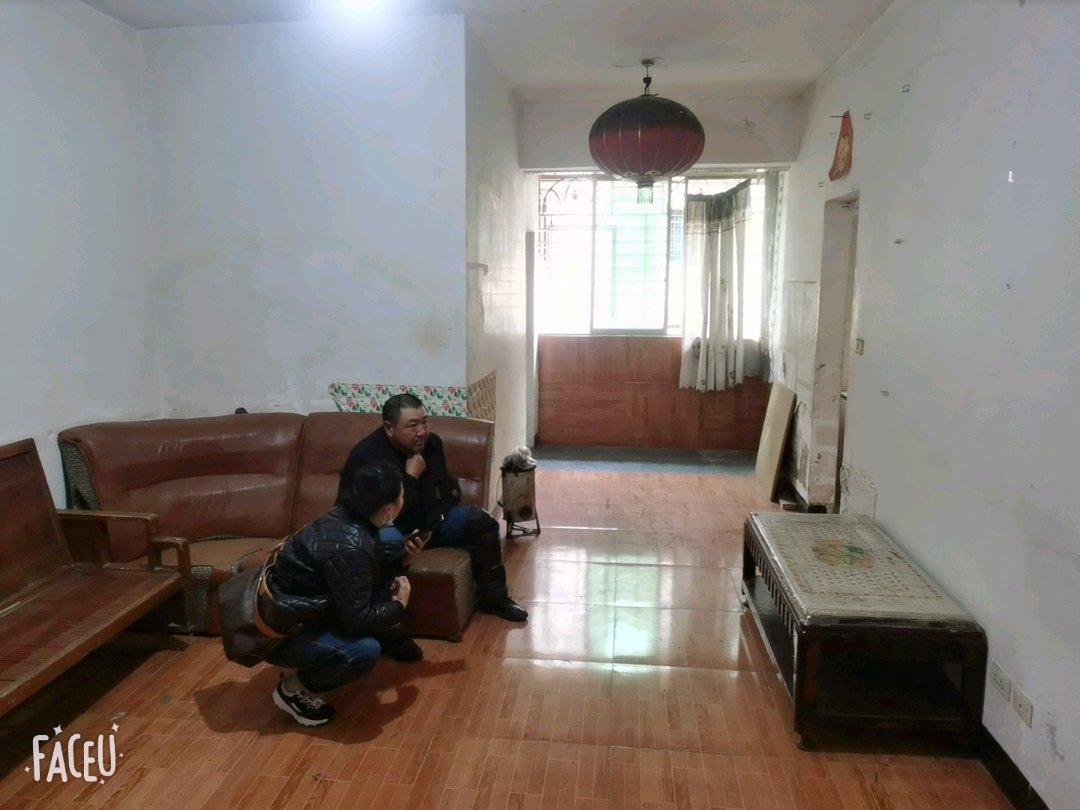 松桃路,房子户型方正采光非常好,楼下就是菜市场,看房预约1