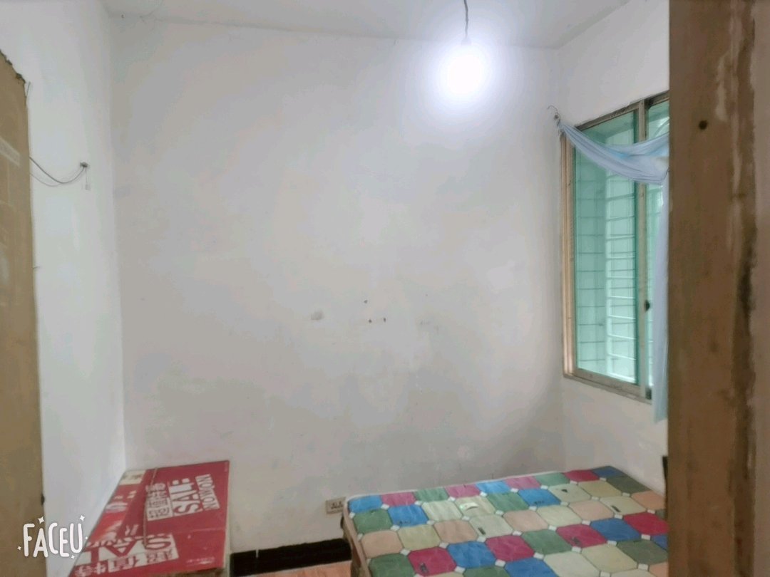 松桃路,房子户型方正采光非常好,楼下就是菜市场,看房预约4