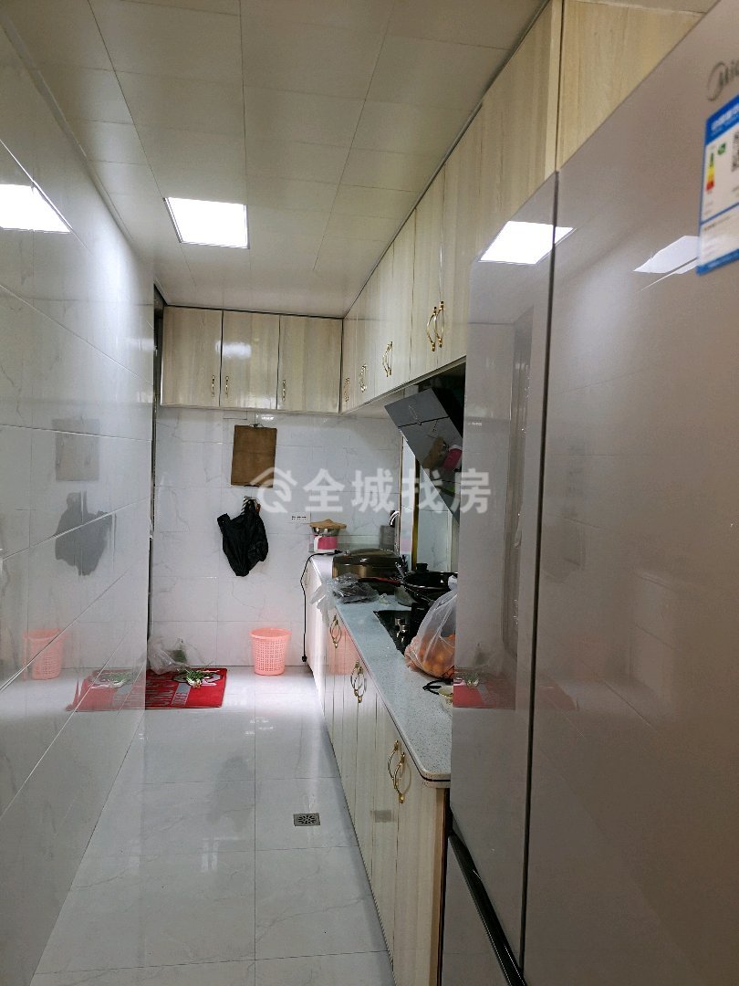 卧龙大都会,卧龙大都会一楼 4室2厅2卫精装修 车位可停2辆带50平花园4
