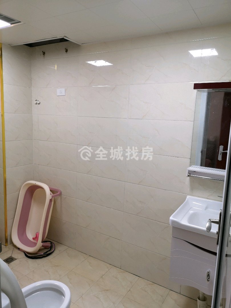 卧龙大都会,卧龙大都会一楼 4室2厅2卫精装修 车位可停2辆带50平花园6